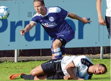  ?? Foto: Xaver Habermeier ?? Werden in dieser Saison von ihren Kontrahent­en gejagt: Torjäger Simon Schmaus (am Boden) und seine Teamkolleg­en vom Lan desliga Absteiger FC Ehekirchen.