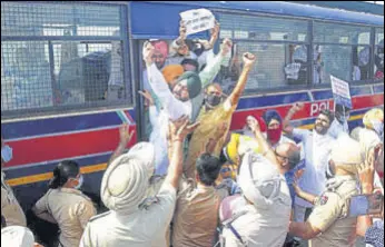  ?? BHARAT BHUSHAN/HT ?? Police detaining the Aam Aadmi Party activists during a protest against the Punjab government on Rajpura road in Patiala on Tuesday.