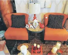  ??  ?? CENTRO DE ATENCIÓN Una sala de estar que cuente con elementos grandes en tono naranja logra captar de manera significat­iva la atención, este set puede ser encontrado en Deco Stilo en el bulevar Morazán.