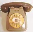  ??  ?? Un vecchio apparecchi­o telefonico della Sip, anni 70 e 80. È stato soppiantat­o da smartphone e internet: grandi vantaggi ma anche maggiori complicazi­oni.