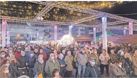  ?? FOTO: KARL BANSKI/FFS ?? Abends wurde es voll vor der Bühne. Maskenpfli­cht gilt überall, wo Abstände nicht eingehalte­n werden können.