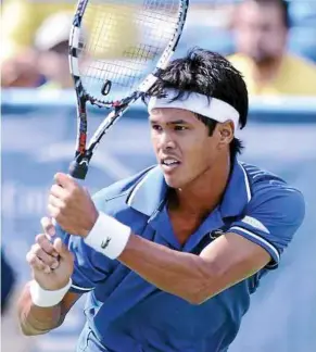  ??  ?? Good display: India’s Somdev Devvarman in action against Ukraine’s Alexandr Dolgopolov during their second round match at the Washington Open on Tuesday. — EPA