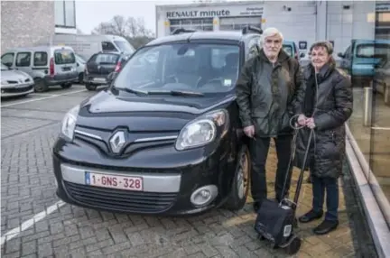  ?? FOTO PATRICK DE ROO ?? Jean Van Santvoort en zijn vrouw Monique bij de kapotte Renault. “Jammer dat Q8 en de verzekeraa­r hier niet meer vaart achter zetten. We zitten al meer dan twee weken zonder onze Kangoo.”