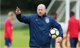  ?? Park. Photograph: Matthew Lewis/Getty Images ?? Lee Carsley gives instructio­ns during an England Under-21 training session at St George’s