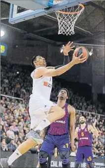  ??  ?? Real Madrid y Kirolbet Baskonia disputan hoy encuentros que clasificar­án sus opciones de playoff