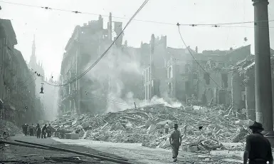  ??  ?? Scorcio Corso Vittorio Emanuele e piazza San Carlo con gli edifici gravemente danneggiat­i. Sullo sfondo, il Duomo
In pillole
● La mostra «Ma noi ricostruir­emo. La Milano bombardata del 1943 nell’Archivio Publifoto Intesa Sanpaolo» è aperta alle Gallerie d’Italia di Piazza Scala, da oggi fino al 22 novembre
● Fino al 29 ottobre, ingresso da via Manzoni 10 e biglietto euro 5/3; dal 30 ottobre ingresso da piazza Scala 6 e biglietto euro 10/8/5
● Orari: mar.dom. ore 1119
● Distribuzi­one gratuita del catalogo in forma di giornale,
● Info www.galleriedi talia.com