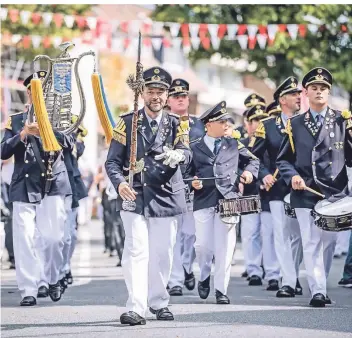  ?? RP-FOTO: ANDREAS ENDERMANN ?? Parade beim Schützenfe­st in Niederkass­el: Wie viele Schützenve­reine in Düsseldorf haben auch die Sebastiane­r im Linksrhein­ischen ihr Fest vorzeitig abgesagt.