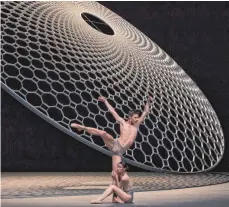  ?? FOTO: © GREGORY BATARDON ?? Eindrucksv­oll: Yen Han und Jan Casier tanzen in Filipe Portugals Choreograf­ie „disTanz“am Opernhaus Zürich.