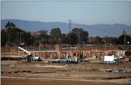  ?? STAFF FILE PHOTO ?? Crews work on a 500-home housing developmen­t at the intersecti­on of Ardenwood Boulevard and Paseo Padre Parkway in Fremont in 2015.