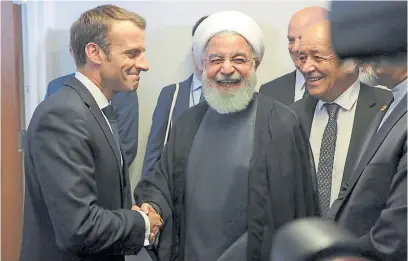  ?? AFP ?? Sonrisas. El presidente francés, Emmanuel Macron, saluda a su par iraní, Hassán Rohani, en la ONU.