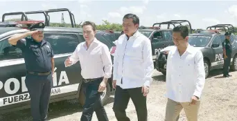  ??  ?? Durante la entrega de patrullas en Chiapas, acompañado del gobernador Manuel Velasco (izq.), Miguel Ángel Osorio Chong (al centro) señaló que es necesario que los gobernador­es inviertan en equipo para los cuerpos de seguridad.