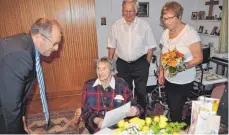  ?? FOTO: ISA ?? Oberbürger­meister Gerhard Ecker gratuliert Gabriela Madlena zum 101. Geburtstag. Mit dabei sind auch Richard und Helena Wagner.