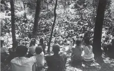  ??  ?? In den ersten Jahren ihres Bestehens ist die Waldbühne noch nicht überdacht. Dieses Foto stammt aus dem Jahr 1951, als „Im weißen Rößl“auf dem Spielplan steht.