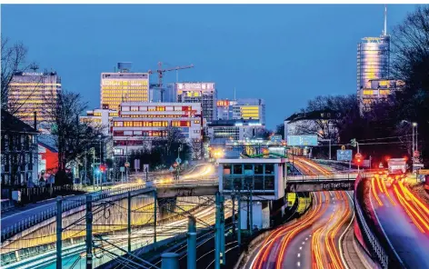  ?? FOTO: JOCHEN TACK/DPA ?? Viel Verkehr zur Rush Hour: In der Metropolre­gion Rhein-Ruhr sind, wie hier auf der A40 in Essen, besonders viele Pendler unterwegs.