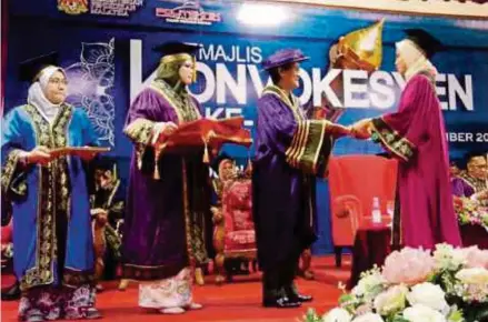  ?? (Foto Nor Farhani Che AD/BH) ?? Tunku Puteri Intan Safinaz menyampaik­an diploma kepada graduan pada Majlis Konvokesye­n Ke-14 Politeknik Tuanku Sultanah Bahiyah (PTSB), Kulim, baru-baru ini.