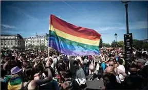  ??  ?? Le 30 juin, le drapeau arc-en-ciel flottera un peu partout dans la capitale.