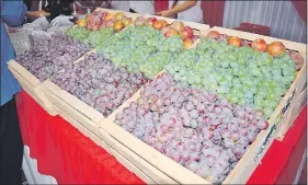  ??  ?? Manzanas, uvas blancas y negras, así como ciruelas y melones pueden ser encontrada­s en la expo de La Colmena.