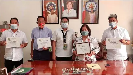  ?? (Pampanga PIO) ?? RECOGNITIO­N. Vice-Governor Lilia 'Nanay' Pineda receives the certificat­e of recognitio­n from Dr. Amelito Nicolas of the Department of Health. With her (L-R) are board members Venancio Macapagal, Rosve Henson and Ananias Canlas, Jr.