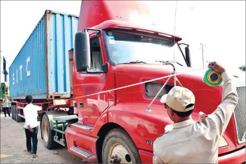  ?? HONG MENEA ?? A truck is measured on Phnom Penh’s Chroy Changvar peninsula at a checkpoint looking for overloaded and illegally modified trucks on February 11.