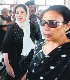  ??  ?? Benazir Bhutto n (L) arrives with her political secretary Nahid Khan (R) at the mausoleum of Mohammad Ali Jinnah in Karachi on 22 October, 2007. AAMIR QURESHI/AFP