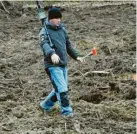  ?? ?? Nico Brenner bei der Arbeit: Mit einer Sonde wird der Bauplatz abgesucht.