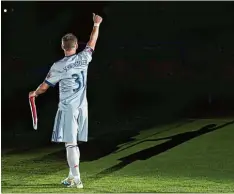  ?? Foto: Sven Hoppe, dpa ?? Daumen hoch für die Fans des FC Bayern. Sie bereiteten Bastian Schweinste­iger einen Abschied, wie man ihn sich vorstellt: am Rande des Kitsches.