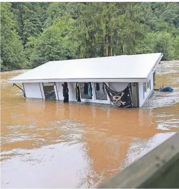  ?? FOTO: PETER MEUTER ?? Das Hochwasser hat auf dem Campingpla­tz Glüder allein 15 Wohnwagen mitgerisse­n.