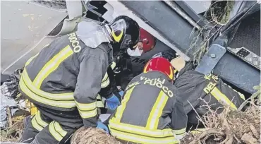  ??  ?? 0 An image taken by firefighte­rs shows rescuers working by the wreckage of the cable car