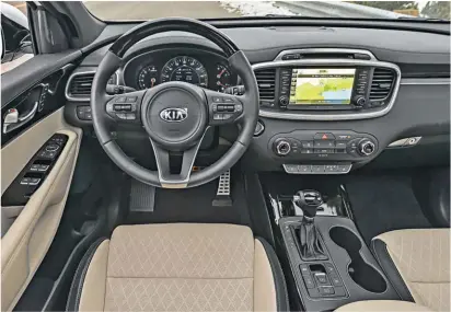  ??  ?? El interior del Sorento evidencia un elevado nivel de lujo y confort. Abajo: además de llamativo, el Sportage es un SUV de gran relación precio/producto.