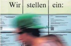  ?? FOTO: DPA ?? Der Übergang von der Schule zur Ausbildung ist für viele junge Menschen eine Hürde. Menschen mit Ausbildung sind besser zu vermitteln.