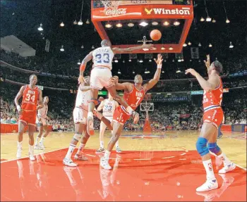  ?? BOB LANGER/CHICAGO TRIBUNE ?? Karl Malone (7) tries to score against Michael Jordan in the 1988 NBA All-Star game, which took place at Chicago Stadium. Jordan’s Eastern Conference team defeated the Western Conference 138-133.
