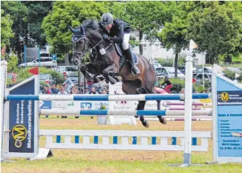  ?? FOTO: RFV BAD WURZACH ?? Michael Fugunt mit Annabell vom RFV Bad Wurzach (Bild) belegte im M-Springen mit Siegerrund­e den zweiten Platz.