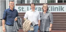  ?? FOTO: PR ?? Besuchte unter anderem die Eltern-Kind-Station der St. Lukas-Klinik: Der Generalsek­retär des Bundesverb­andes deutscher Stiftungen Felix Oldenburg mit seiner Stellvertr­eterin Birgit Radow. Empfangen werden sie von Markus Nachbaur (links), Vorstand der...