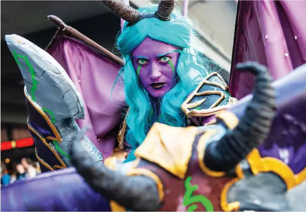  ?? Foto: dpa/Christophe Gateau ?? Sie wüsste sich wahrschein­lich zu verteidige­n: Eine Cosplayeri­n auf der Gamescom, verkleidet als Dämonenjäg­erin aus dem Videospiel »World of Warcraft«