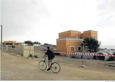  ?? JAVIER ALONSO ?? Zona acordonada y acopio de materiales de las obras del paseo marítimo junto al chalé La Marina.