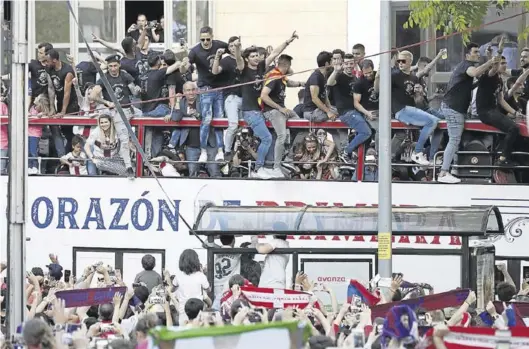 ?? CHUS MARCHADOR ?? El autobús del equipo llega a la Plaza Navarra, con los jugadores eufóricos y la afición en masa volcada con ellos.