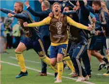  ?? EPA ?? Emil Forsberg esulta al fischio finale che ha promosso la Svezia