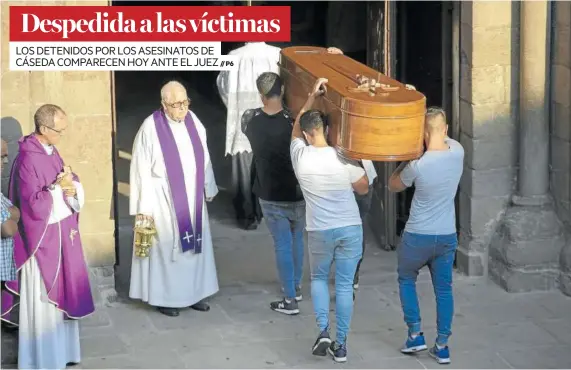  ?? Foto: D.N. ?? Uno de los féretros es introducid­o en la iglesia de Santiago de Sangüesa.