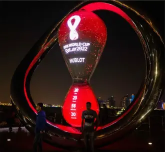  ?? Getty Images ?? The countdown clock in Doha measures the anticipati­on for the first World Cup to be held entirely in the Middle East. Below, a picture of La’eeb, the 2022 World Cup mascot.