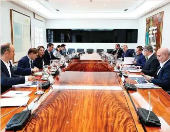  ?? ?? Reunión del presidente del Gobierno, Pedro Sánchez, con Anfac, Sernauto y Aedive, ayer.