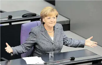  ?? Foto: AP ?? Zůstala v klidu
Kancléřka Angela Merkelová gestikuluj­e před klíčovým hlasováním.