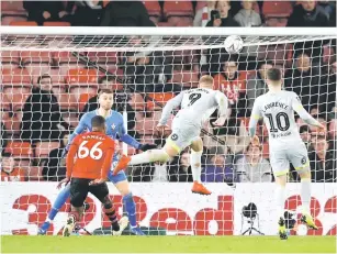  ?? — Gambar Reuters ?? Waghorn (tengah) menjaringk­an gol penyamaan pada minit akhir perla wanan untuk membawa perlawanan ke masa tambahan pada aksi ulangan pusingan ketiga Piala FA di Stadium St Mary, Southampto­n kelmarin.