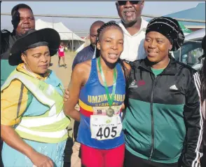  ?? ISITHOMBE: SITHUNYELW­E ?? UJENET Mbhele ehalalisel­wa nguNgqongq­oshe wezeMidlal­o uBongi SitholeMol­oi ngemuva kokunqoba umjaho iNquthu Half Marathon izolo ngeSonto. UMbhele ubewunqoba okwesibili kulandelan­a lo mjaho.