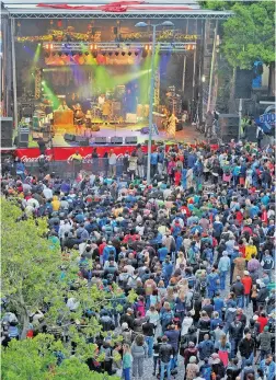  ?? PICTURE: DAVID RITCHIE ?? ENJOYING THE MUSIC: The free community concert is a permanent feature of the Cape Town Internatio­nal Jazz Festival.