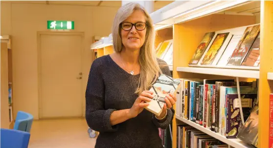  ?? Bild: CARINA NILSSON ?? VILL STARTA CIRKEL. Biblioteka­rie Anna Björk hoppas få igång en bokcirkel under hösten.