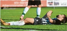  ?? Foto: Andreas Lode ?? Fassungslo­s am Boden: Nemanja Ranitovic vom TSV Meitingen bei der 0:1 Niederla ge in Altenmünst­er.