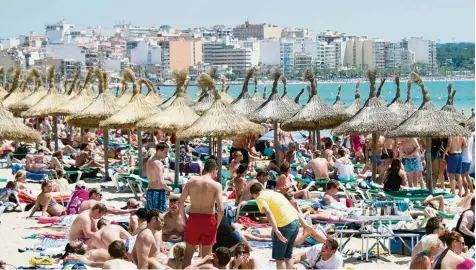  ?? Foto: Julian Stratensch­ulte, dpa ?? Elf Millionen Menschen machten 2016 Urlaub auf Mallorca. Die Inselregie­rung will den weiteren Zuwachs der Touristenz­ahlen begrenzen. Da sie in in der Regel niemandem verbieten kann, auf die Insel zu reisen, versucht sie es über eine Begrenzung der...