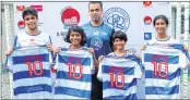  ??  ?? Milind Deora (centre) presented QPR jerseys to the four players.
LEFT TO RIGHT: Yohaanne Poonawala (Bombay Internatio­nal School), Aditi Pandire (Sai Baba Path Mumbai Public School), Sagar Rathod (Colaba Municipal Upper Primary English) and Nishka Prakash (Edubridge Internatio­nal).