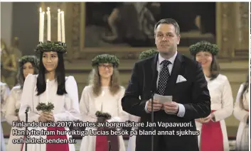  ??  ?? Finlands Lucia 2017 kröntes av borgmästar­e Jan Vapaavuori. Han lyfte fram hur viktiga Lucias besök på bland annat sjukhus och äldreboend­en är.