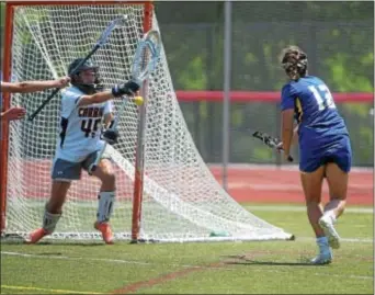  ?? PETE BANNAN — DIGITAL FIRST MEDIA ?? Archbishop Carroll goalie Maddie Ferraioli (45) scrambles to make a stop on a shot by Springfiel­d’s Dana Carlson (12) in the first half of Saturday’s PIAA Class 2A girls lacrosse championsh­ip at West Chester East. The diminutive senior made 10 saves to...